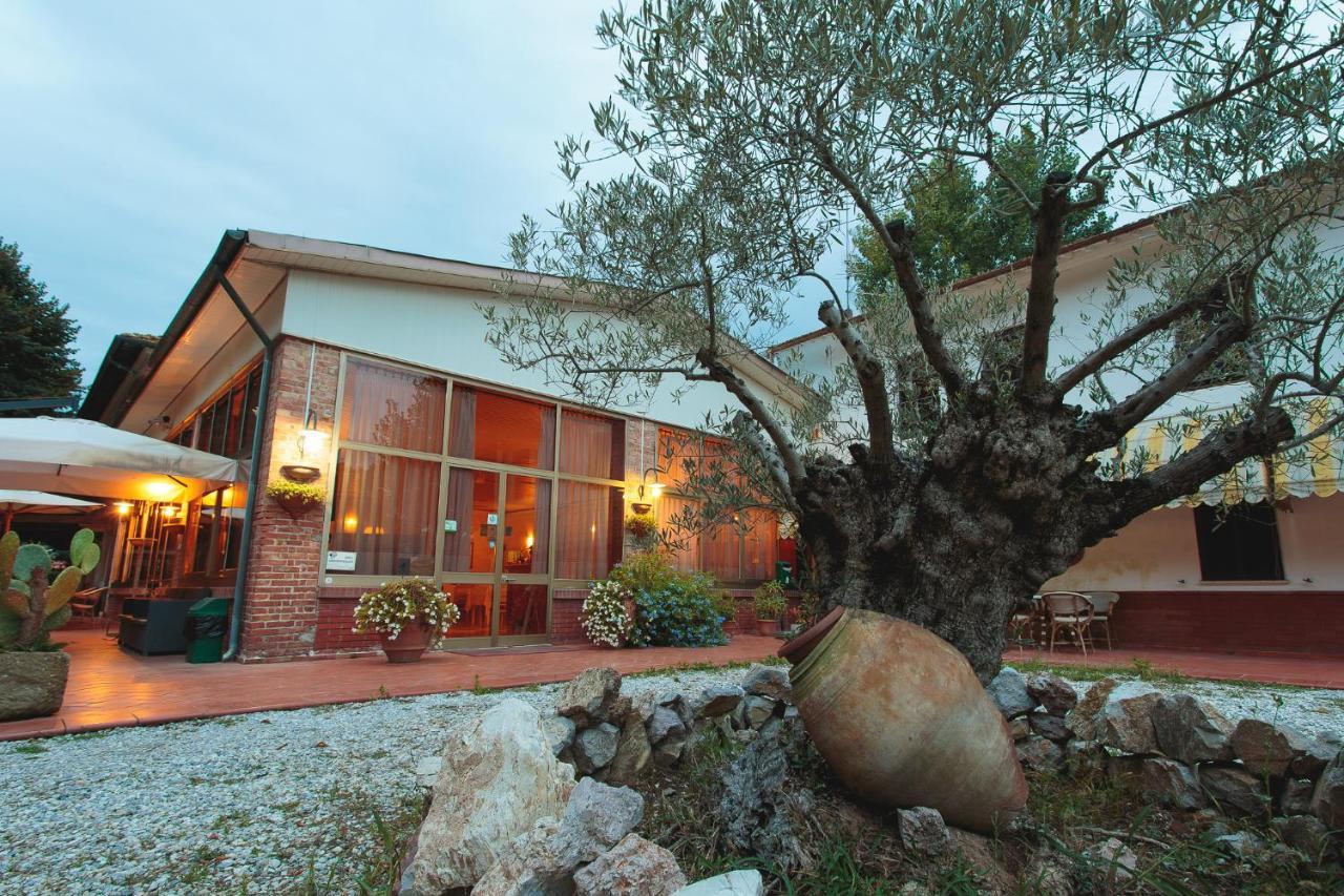 מגדל אגם פוצ'יני Hotel Giuly מראה חיצוני תמונה